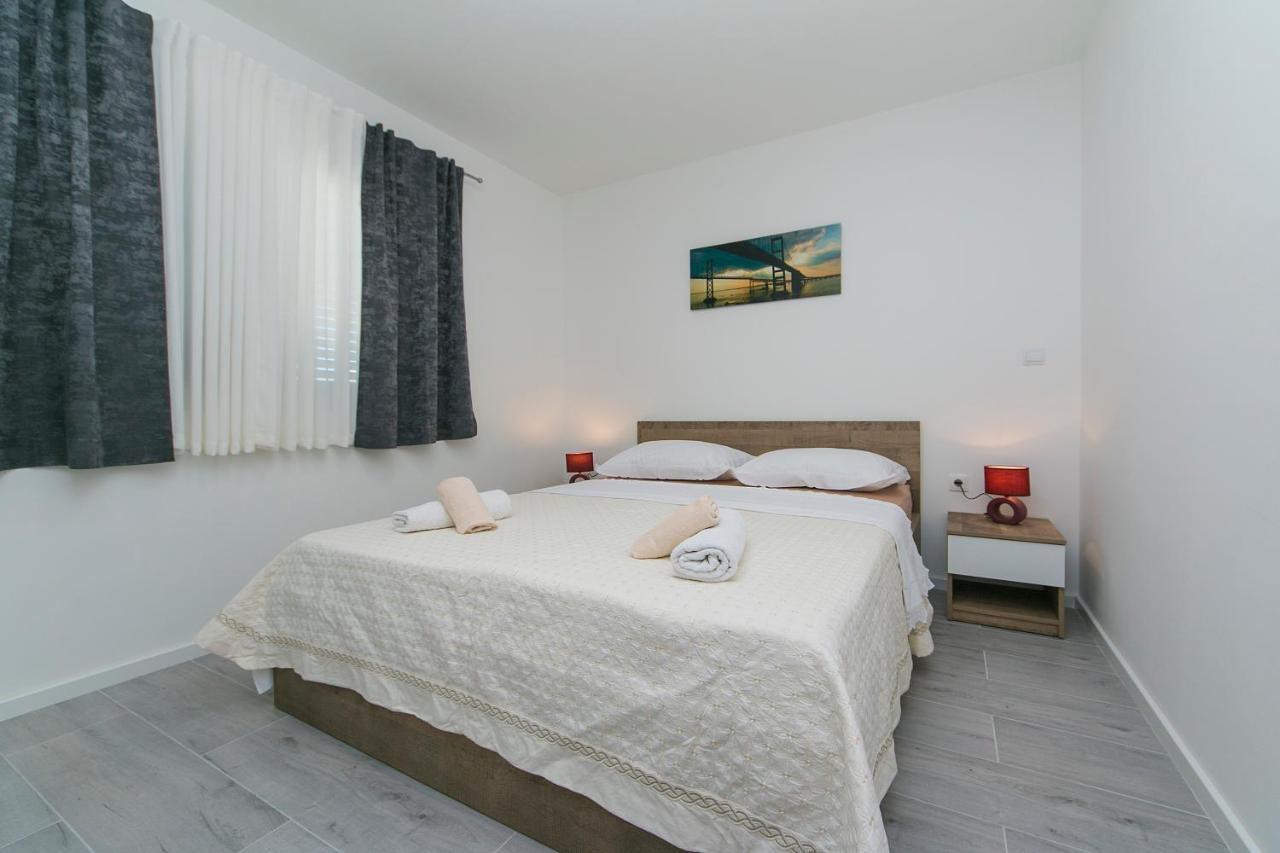 Apartma Roso *